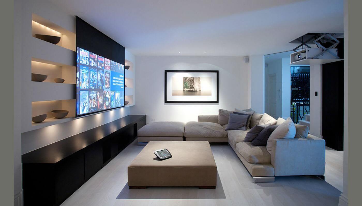 Проектор вместо телевизора в гостиной