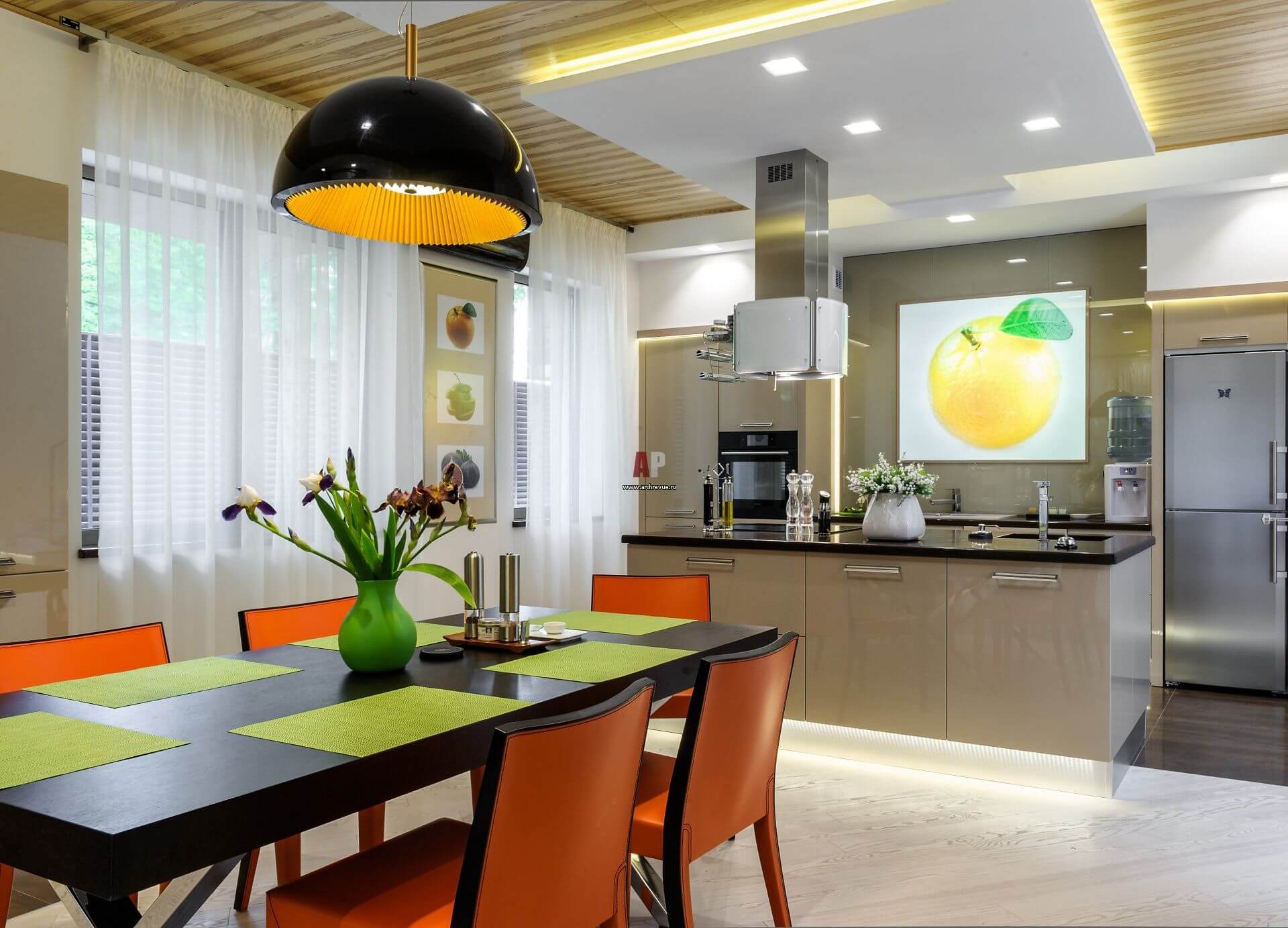 черно-оранжевый светильник на кухне