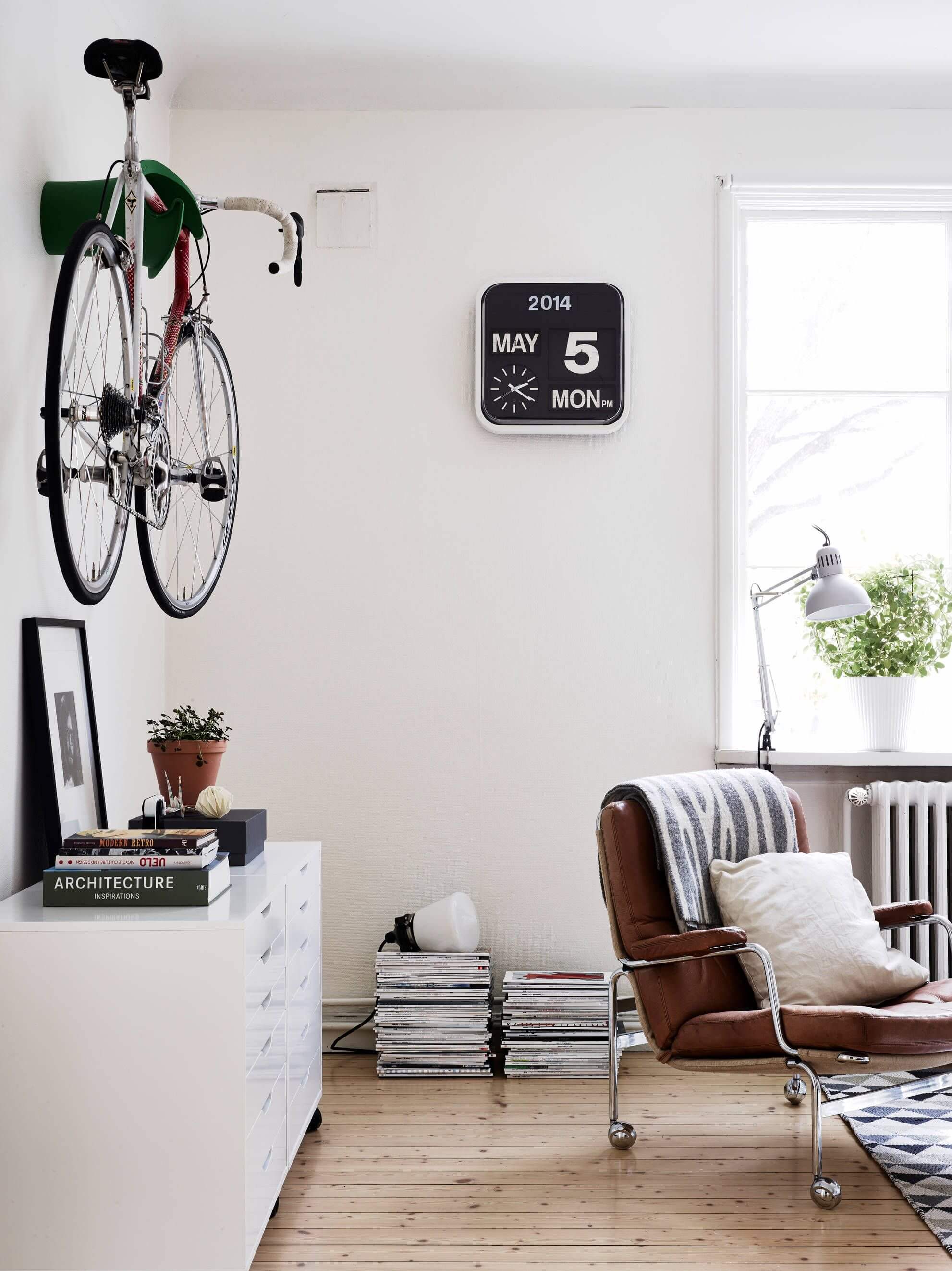 велосипед на стене в интерьере квартиры