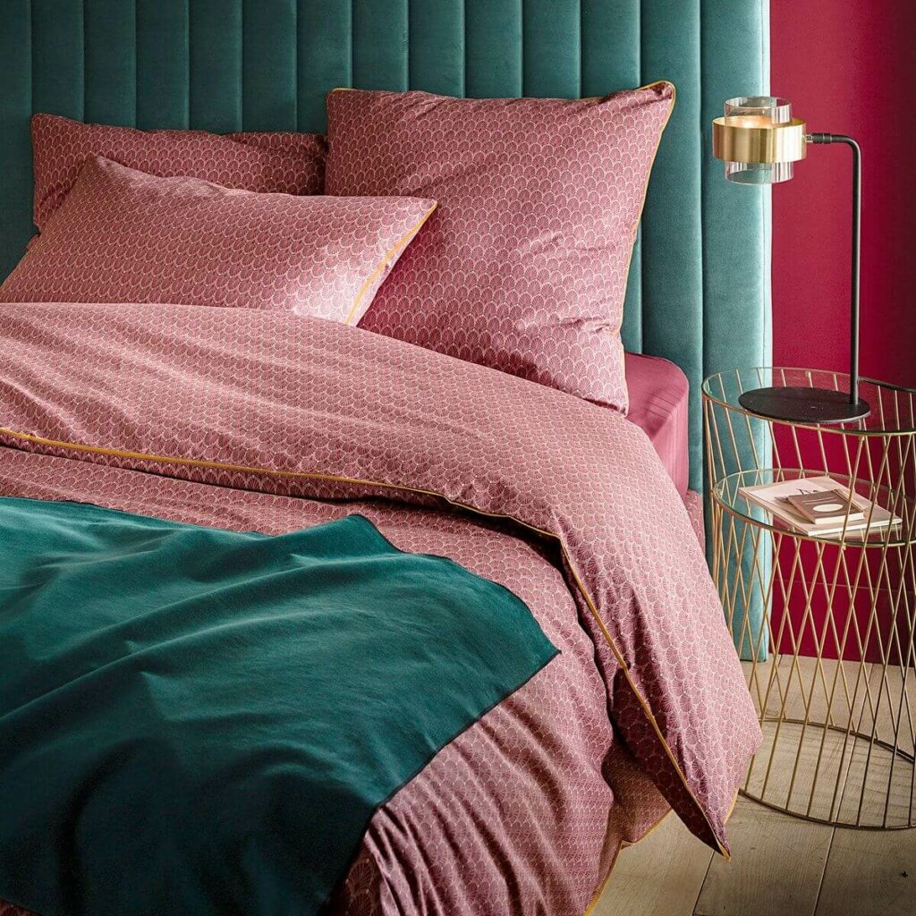 Спальня в зелено розовом цвете