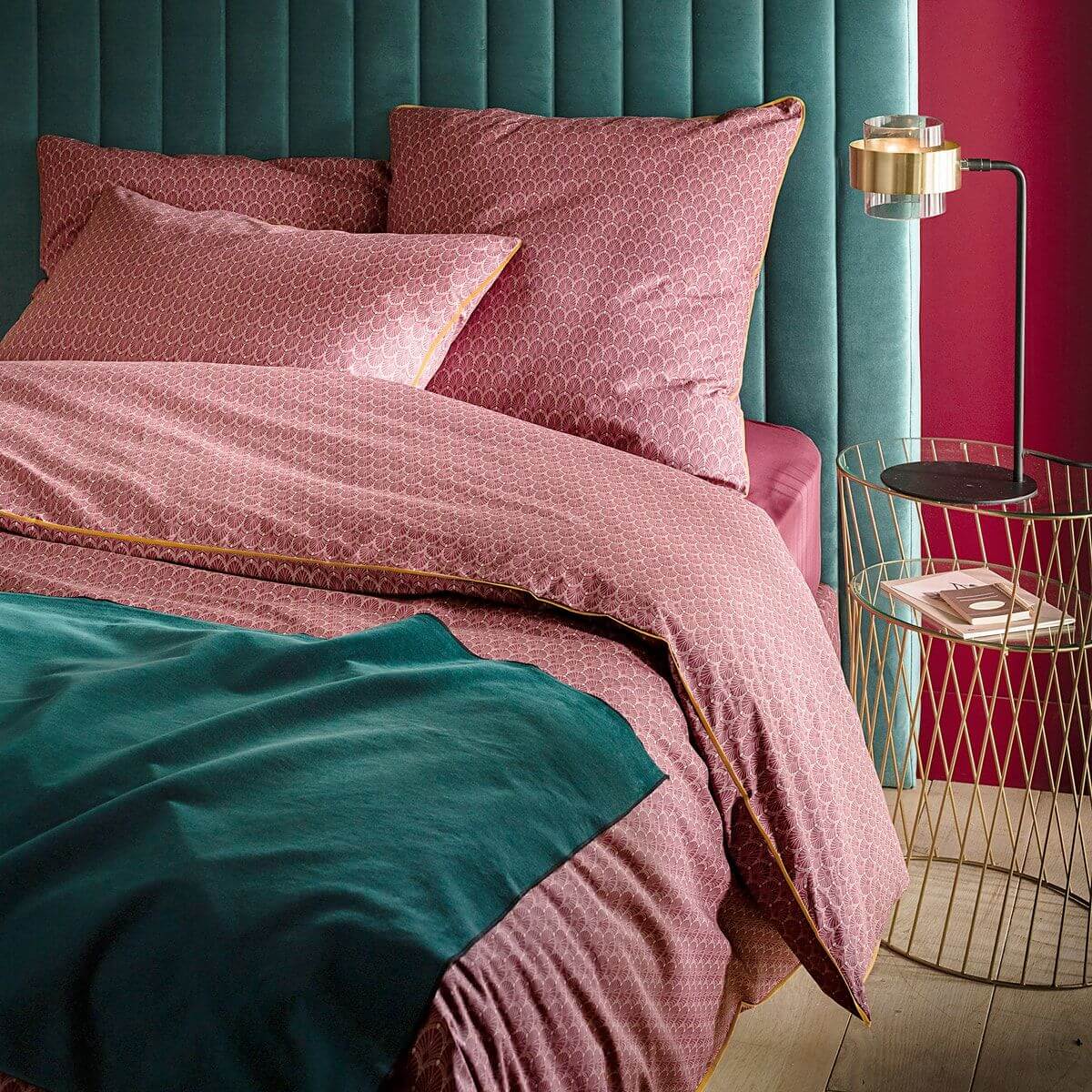 Сочетание розового и темно-зеленого в спальне
