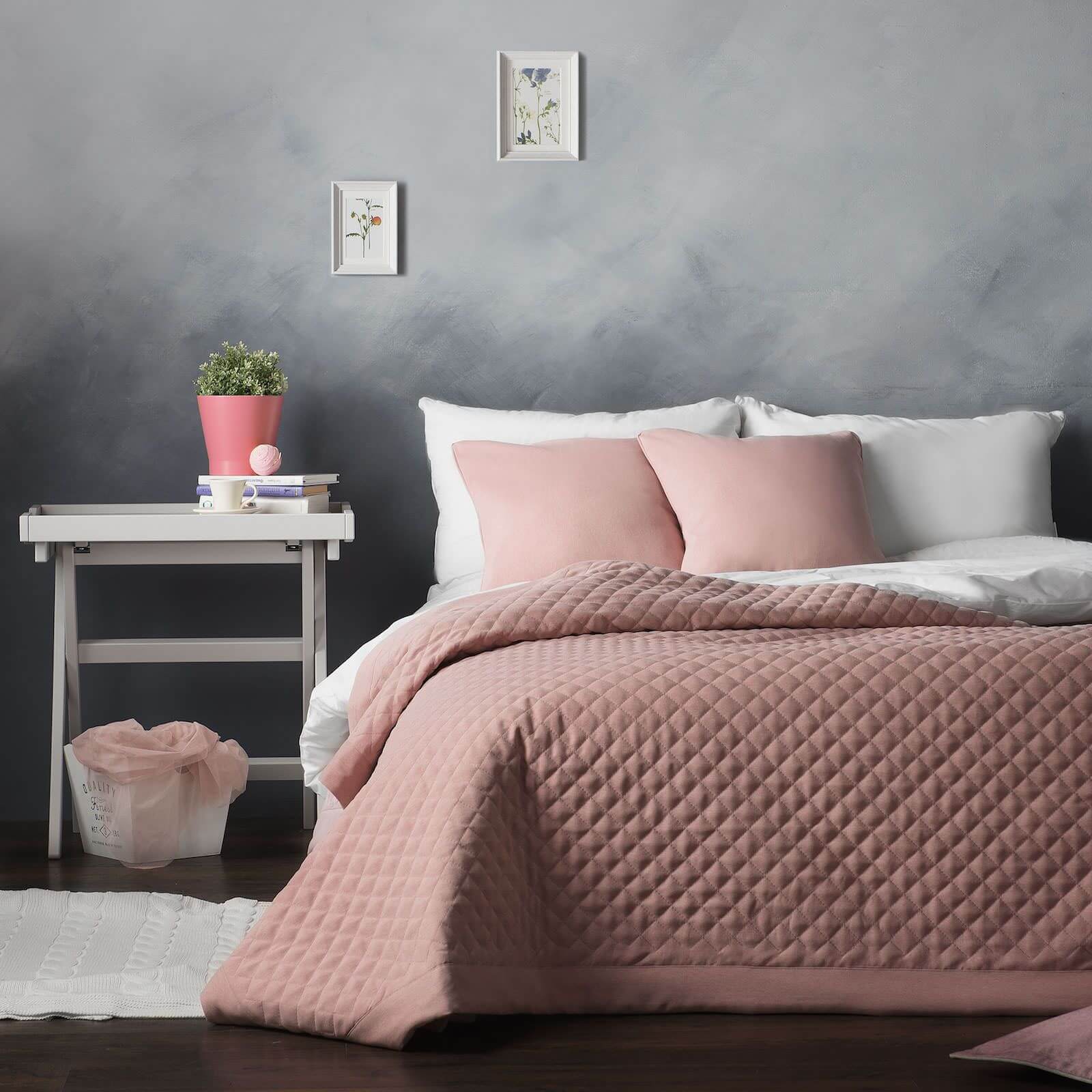 Сочетание пыльно-розового и серого в спальне