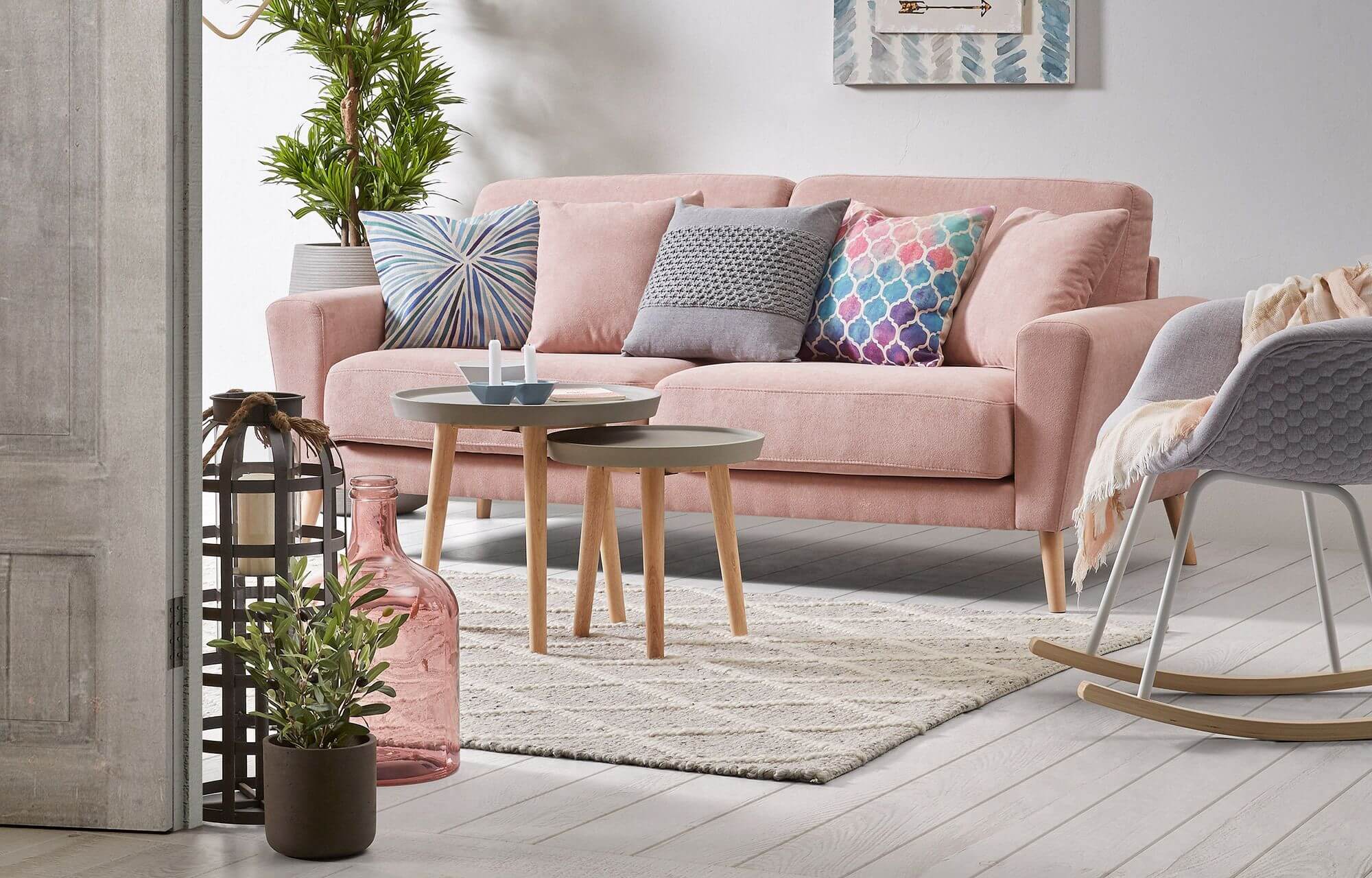 розовый диван в интерьере