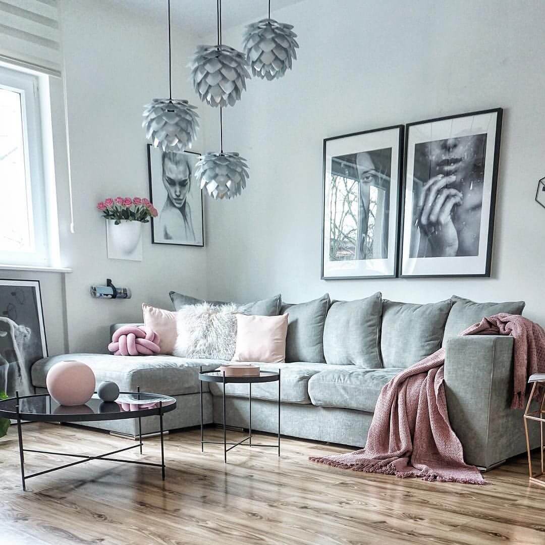 Пыльно-розовый и серый цвет в интерьере гостиной