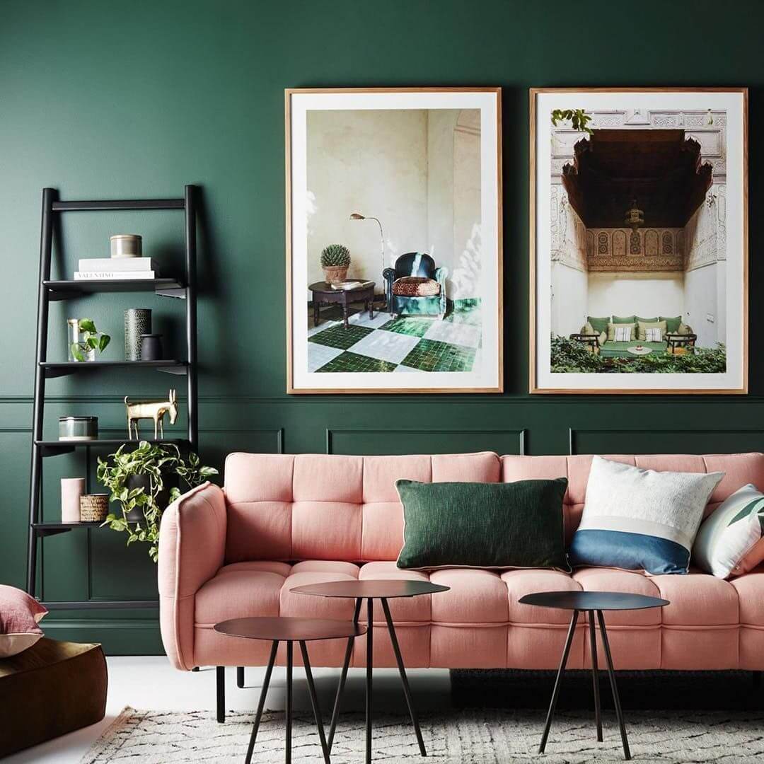 Розовый и темно-зеленый в интерьере гостиной 