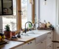 Кухня с мойкой у окна: 20 лучших примеров