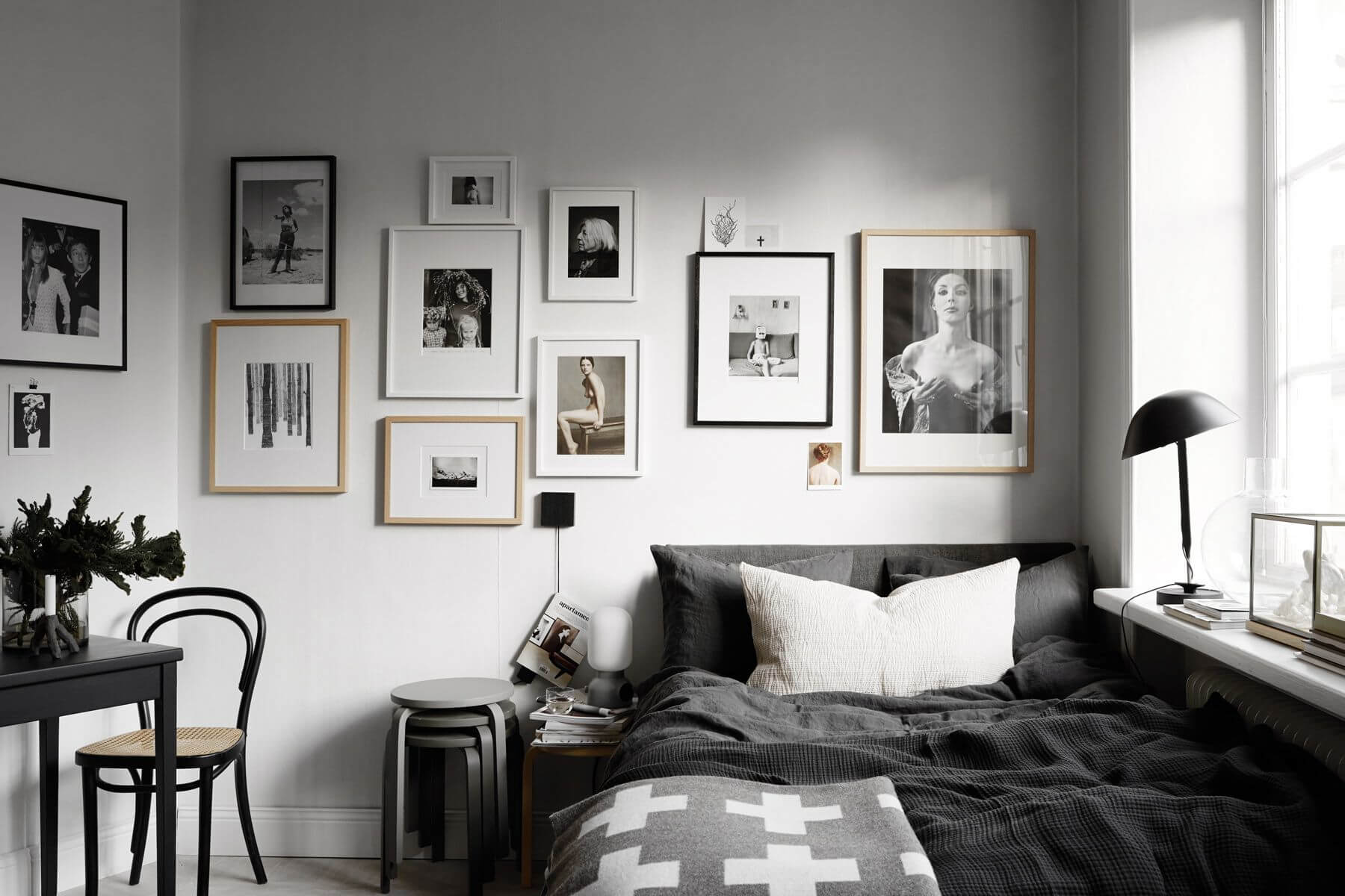 Черно-белые фотографии на стене в спальне