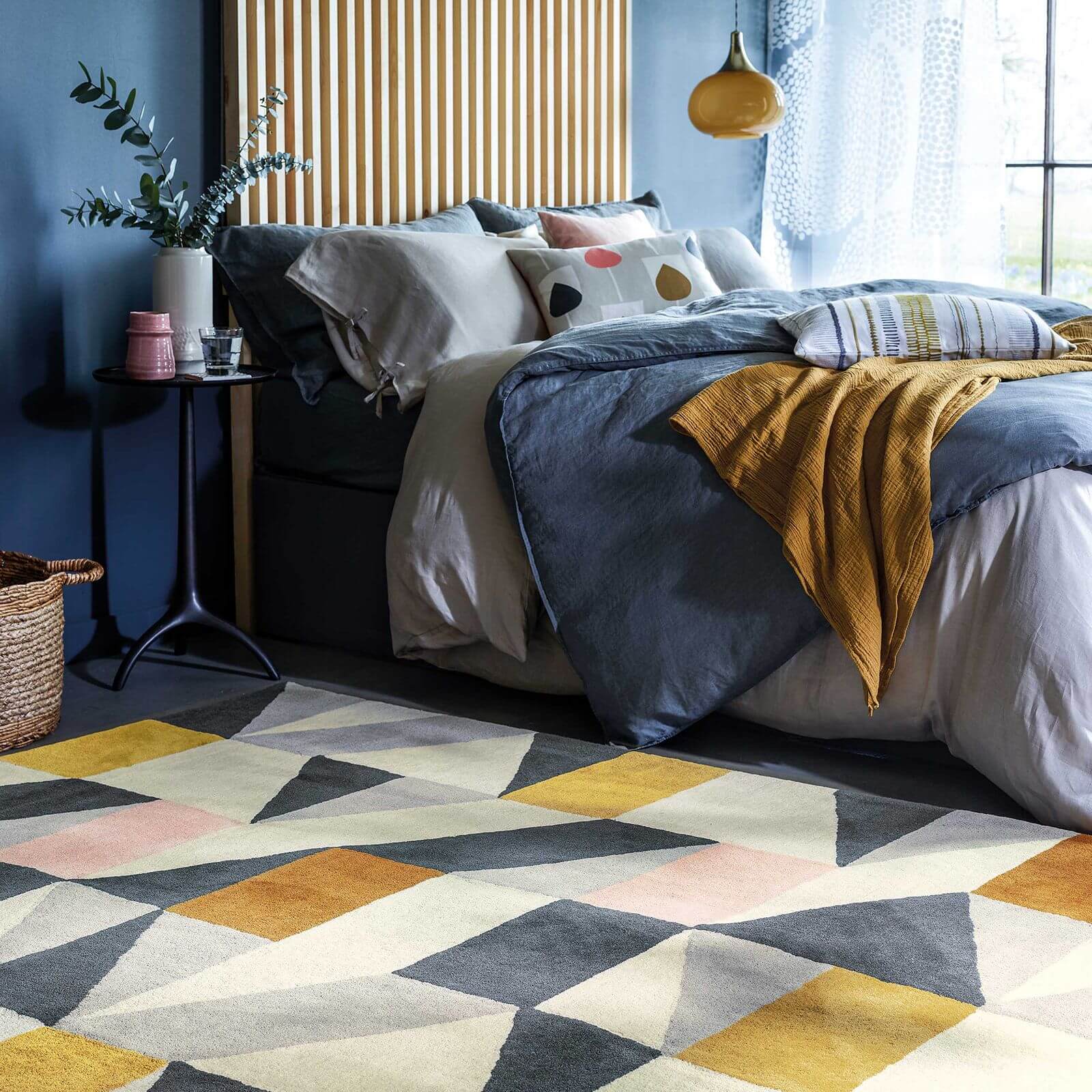 яркий ковер с геометрическим рисунком в спальне