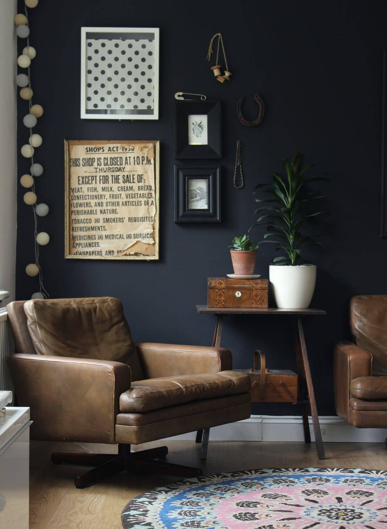 черные стены и коричневая кожаная мебель