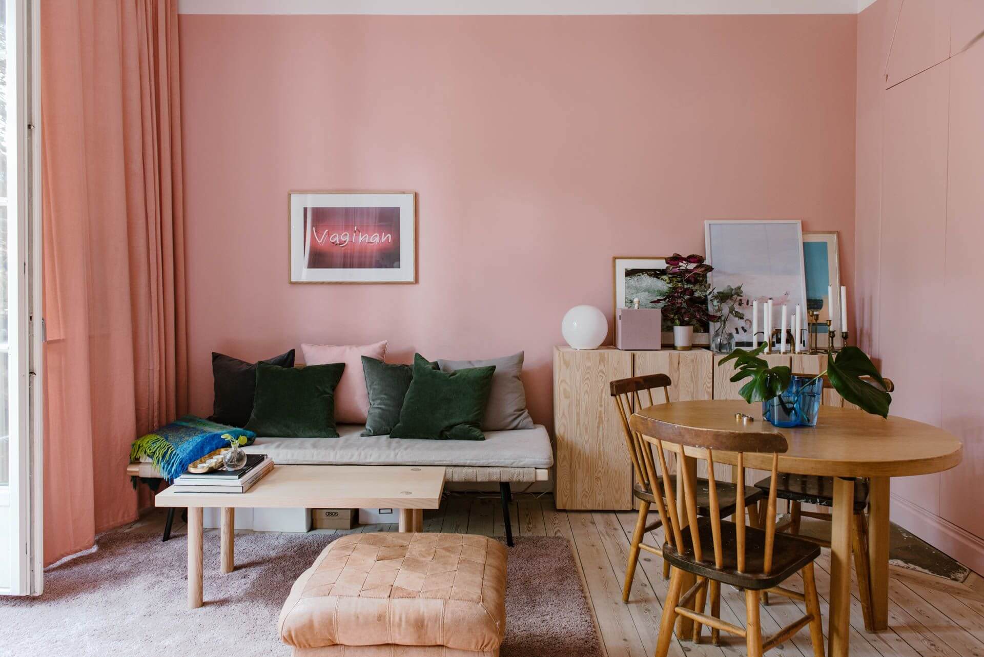 пыльный розовый цвет в гостиной