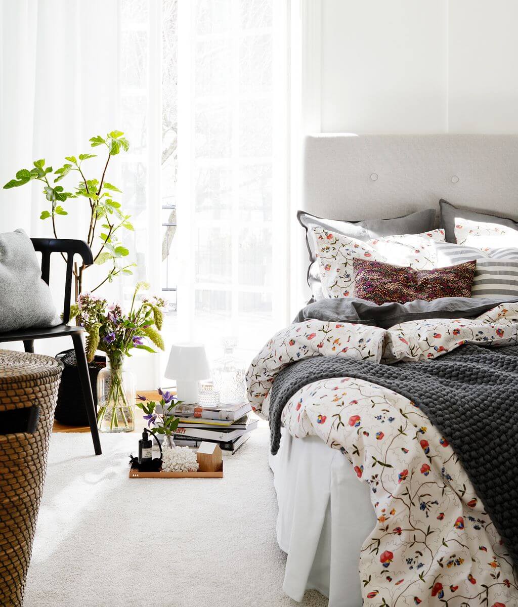текстиль с цветочным принтом в спальне