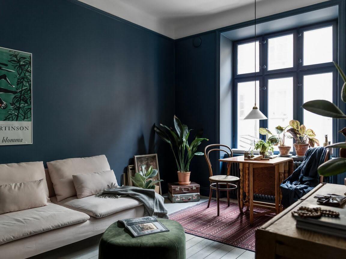 Темно-синие стены в маленькой гостиной