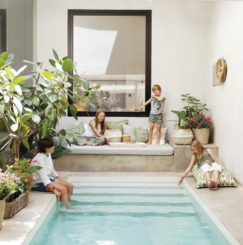 Дом с бассейном в гостиной