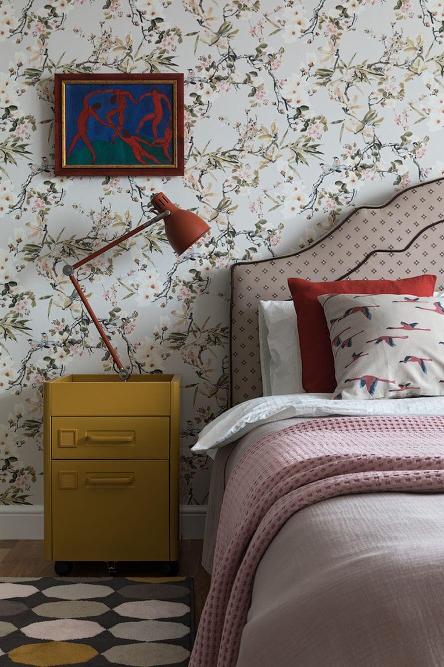 стена с цветочным узором в спальне