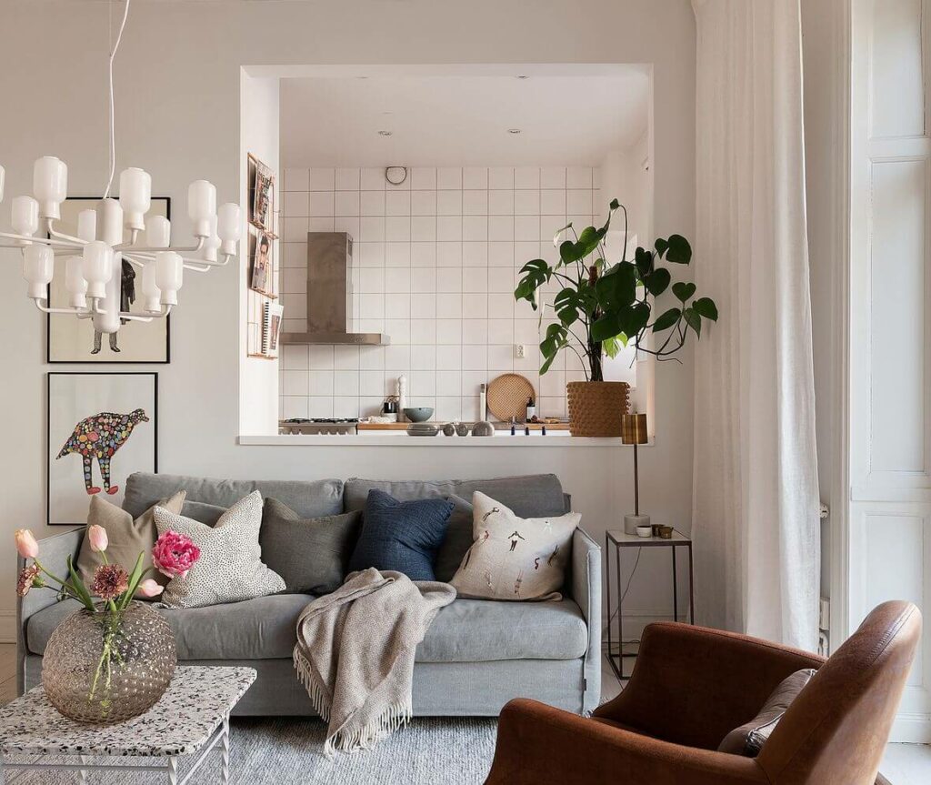 минималистичная квартира с окном из кухни в гостиную