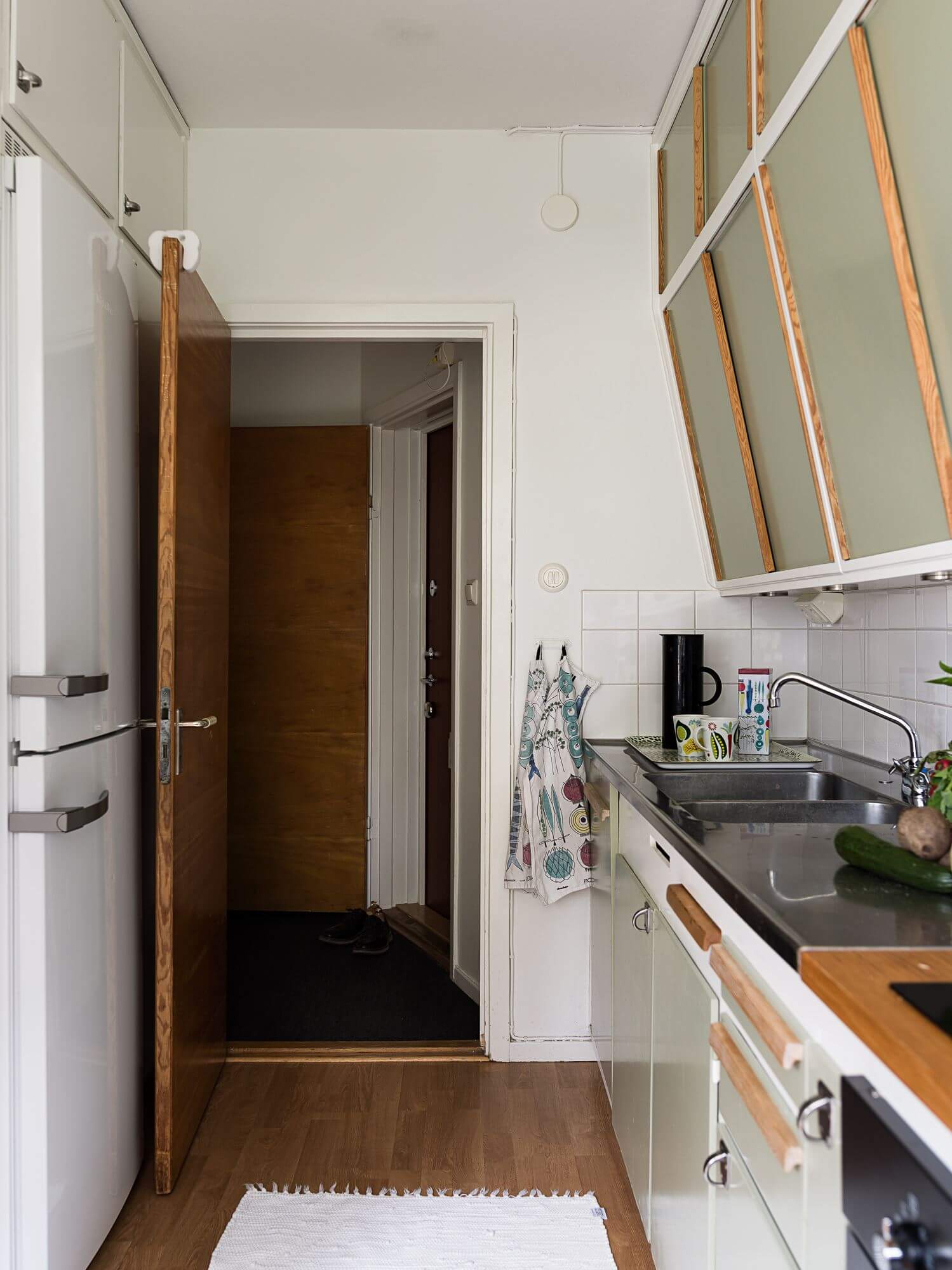 изогнутые дверцы на верхних кухонных шкафах