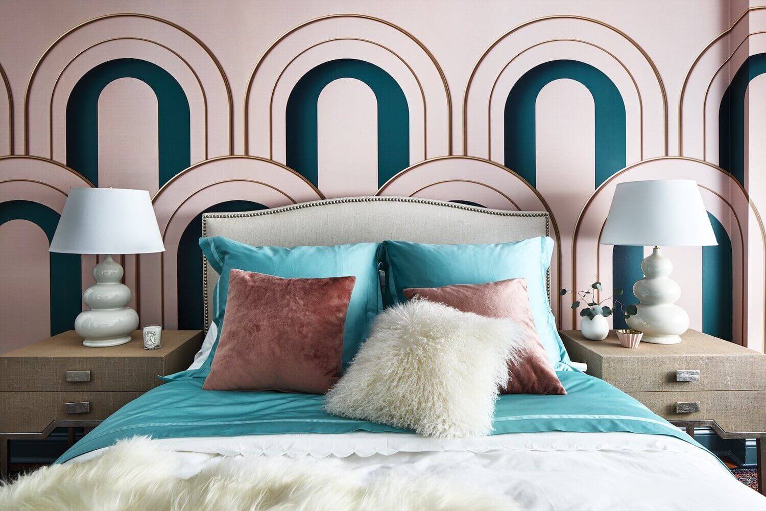 розово-бирюзовая спальня