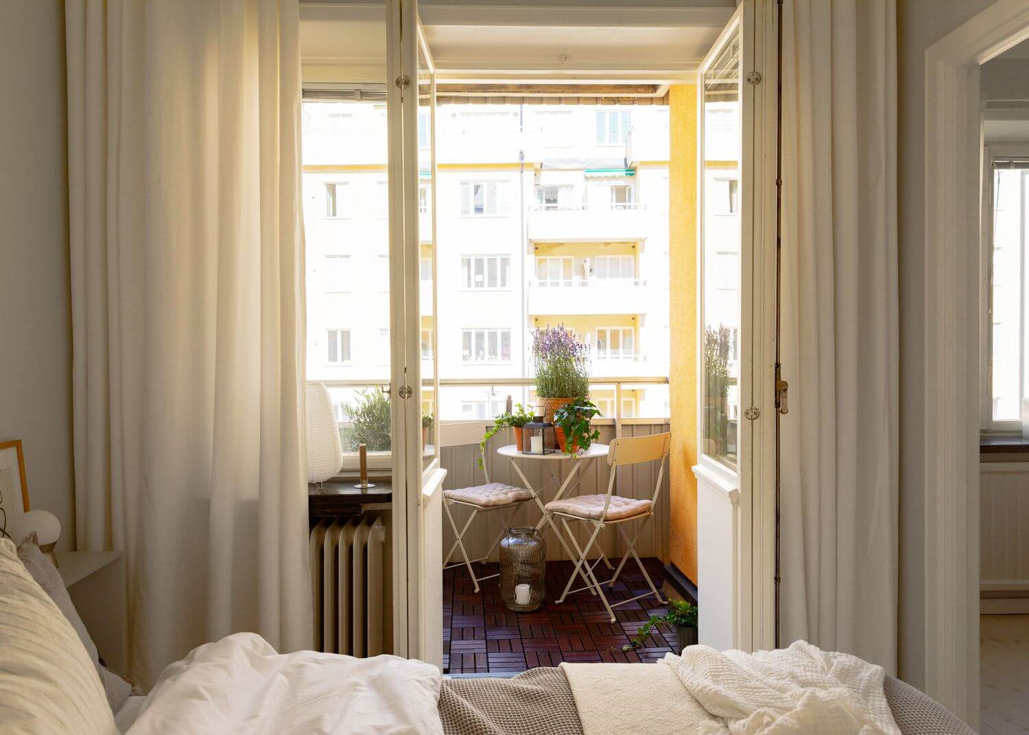 спальня с балконом