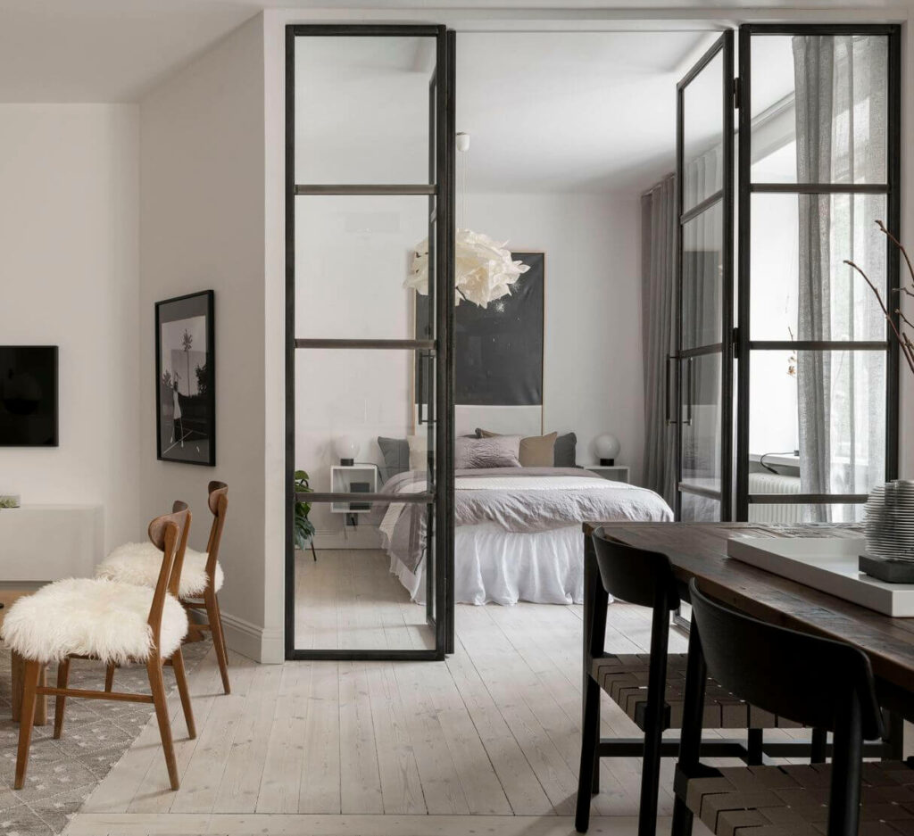квартира со спальней за стеклянной перегородкой