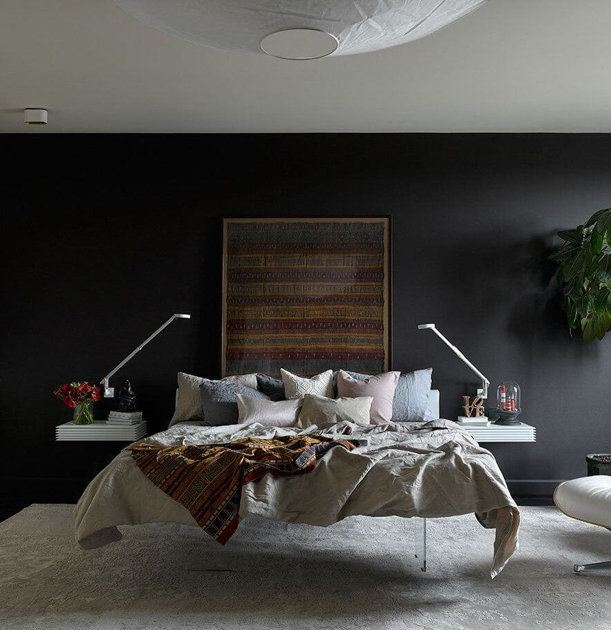 Квартира с этническими мотивами и парящей кроватью в Москве