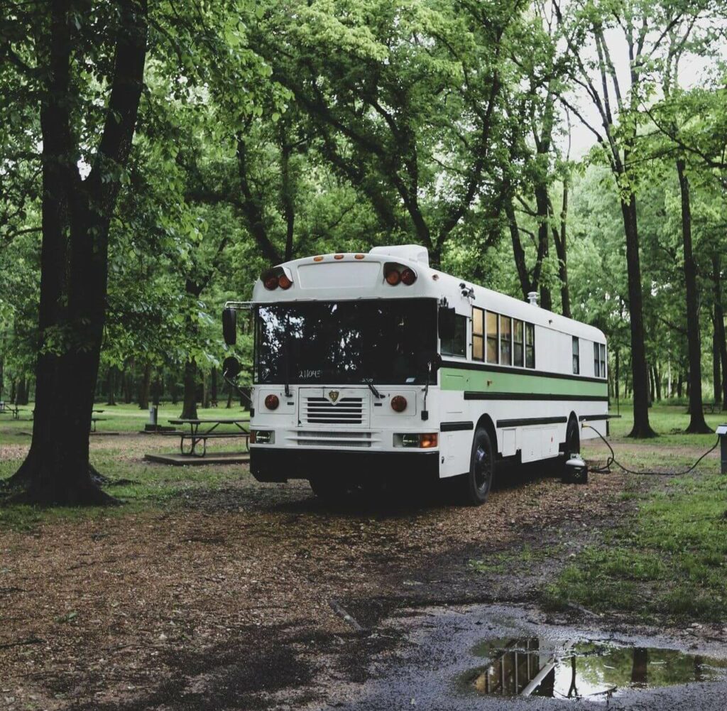 Самодельный дом на колесах из старого школьного автобуса