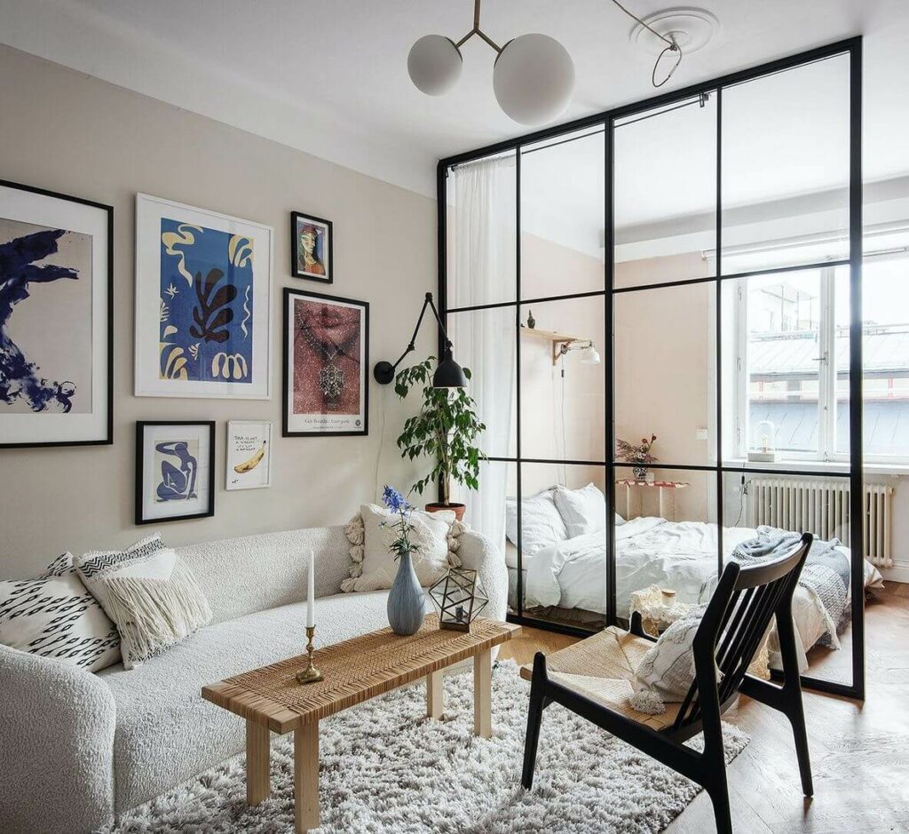 Из однушки в двушку: квартира со спальней за стеклянной перегородкой
