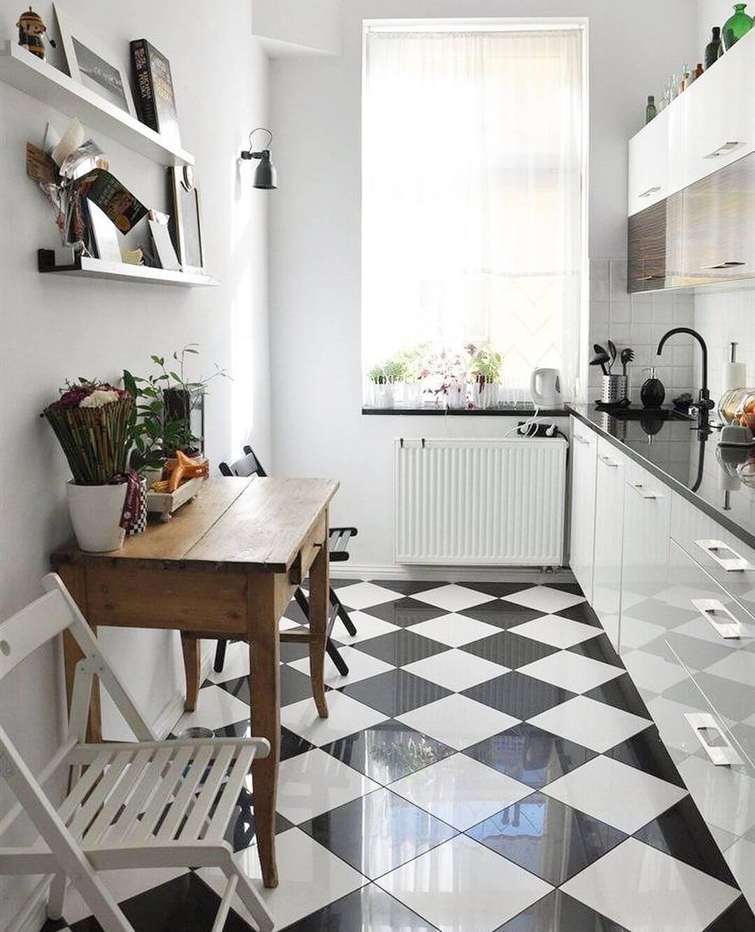 Шахматная черно-белая плитка на полу кухни в стиле неоклассика