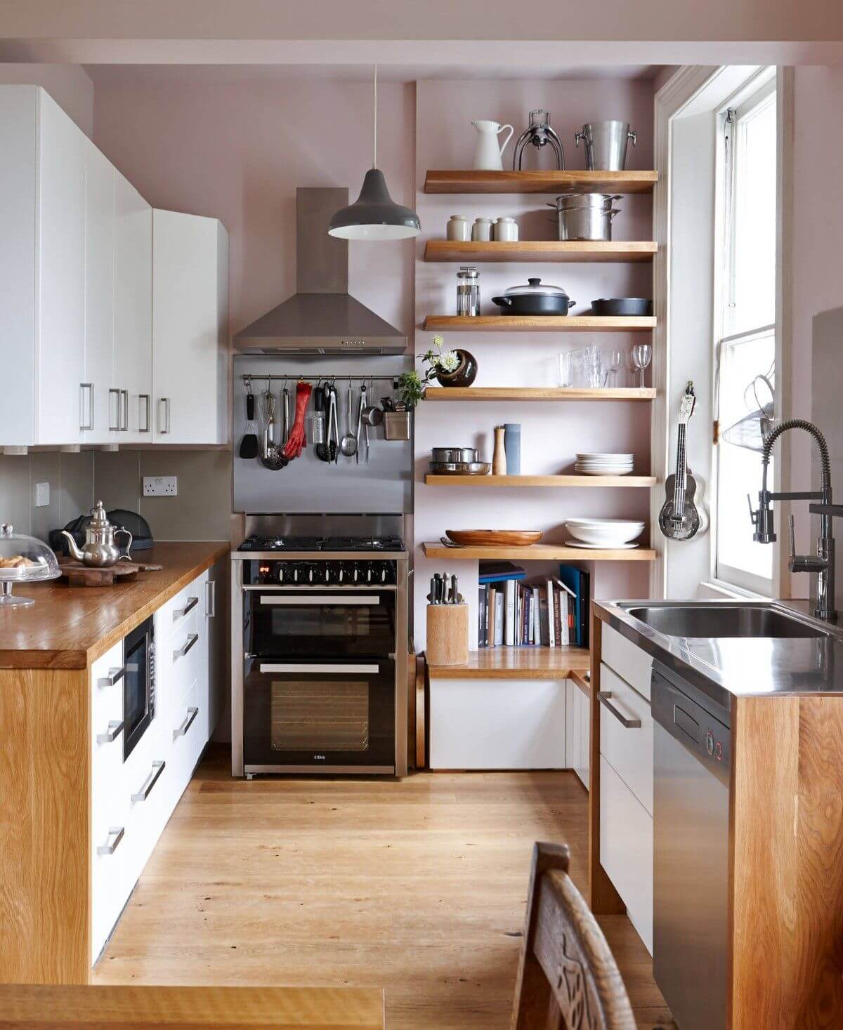 светло-розовая маленькая кухня