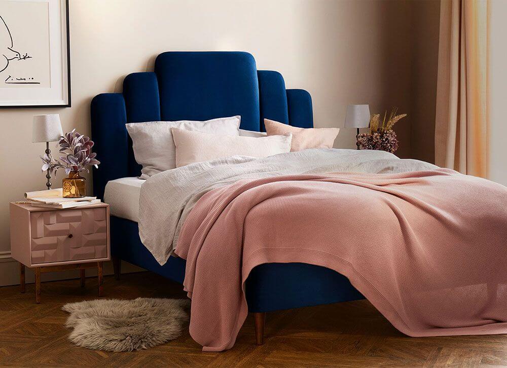 сочетание синего и розового в спальне