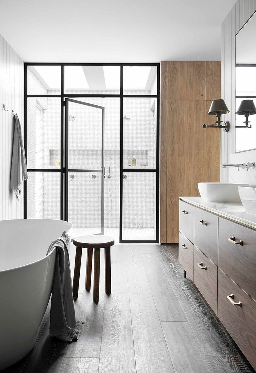 дизайн современной ванной комнаты со стеклянной перегородкой