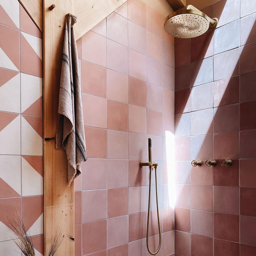 розовая квадратная плитка в ванной 