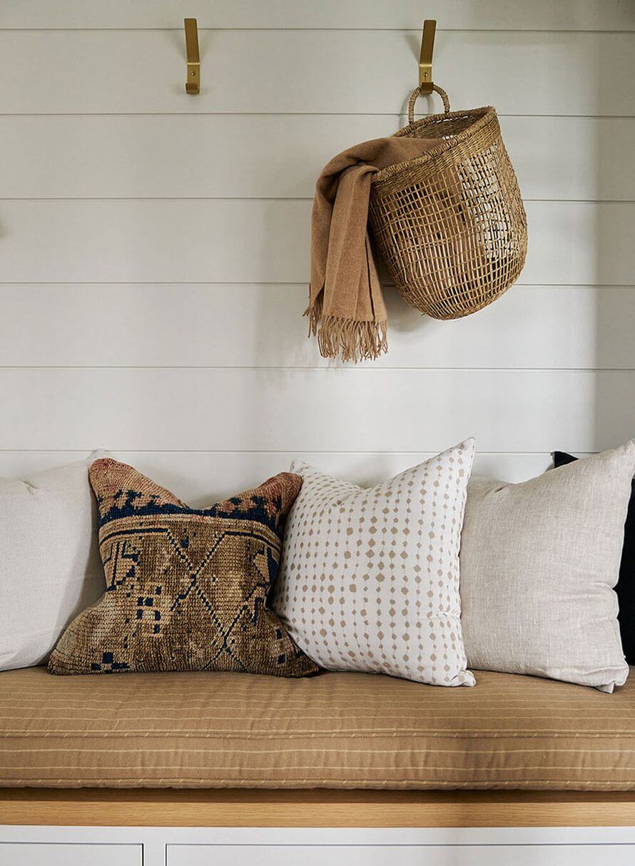 декоративные подушки и плетенная сумка