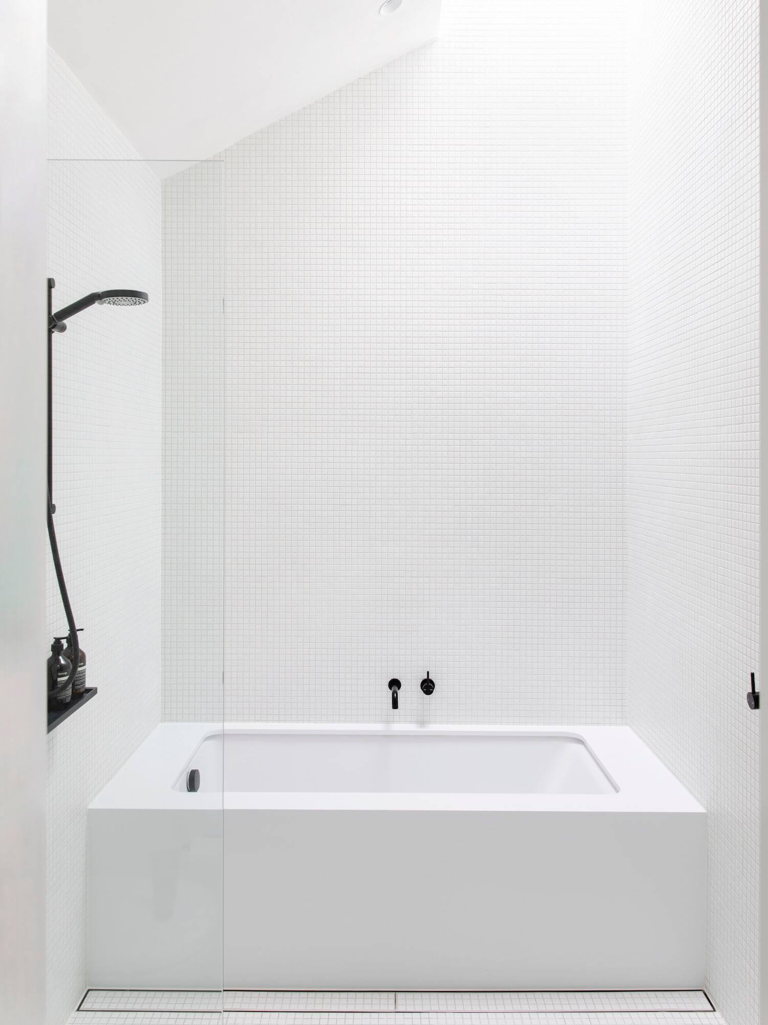 белая плитка мозаика в ванной
