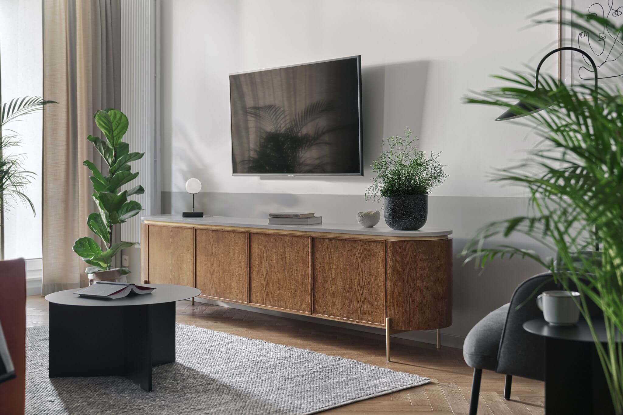 деревянная тумба под телевизор и живые растения