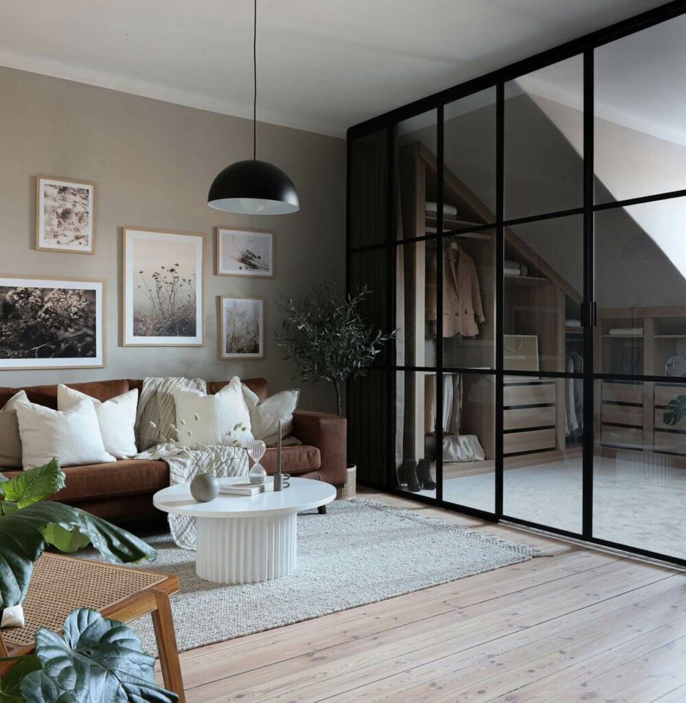 Стильная мансарда со стеклянной перегородкой в центре Стокгольма