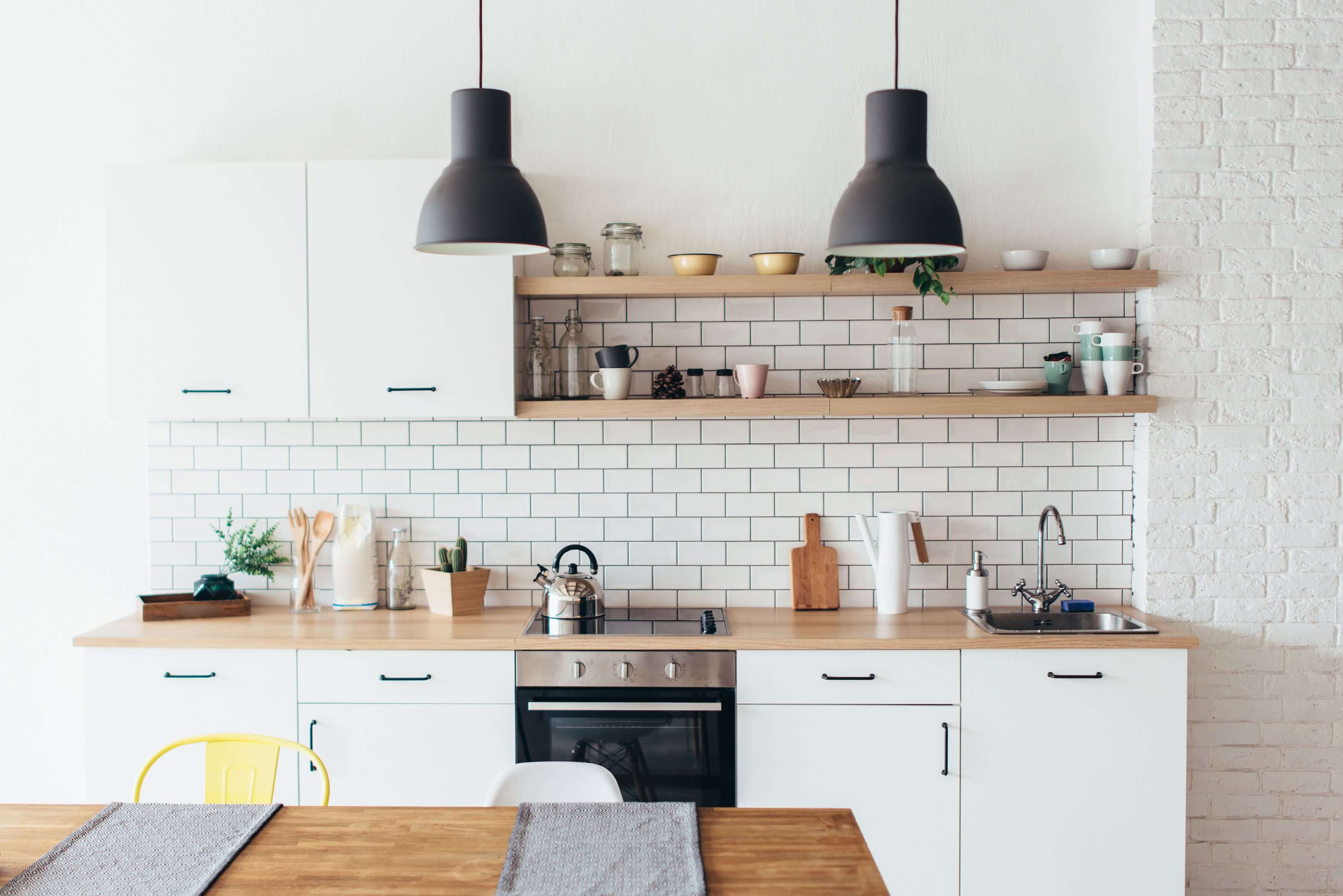комбинация полок и шкафов на кухне в скандинавском стиле