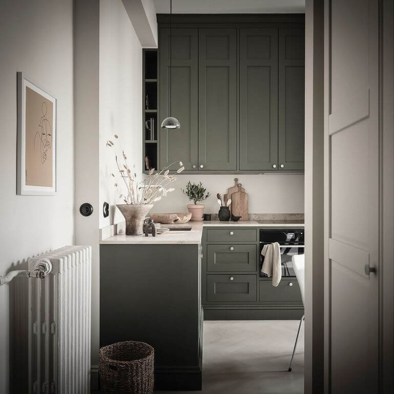 крошечная студия с гостиной, спальней и кухней