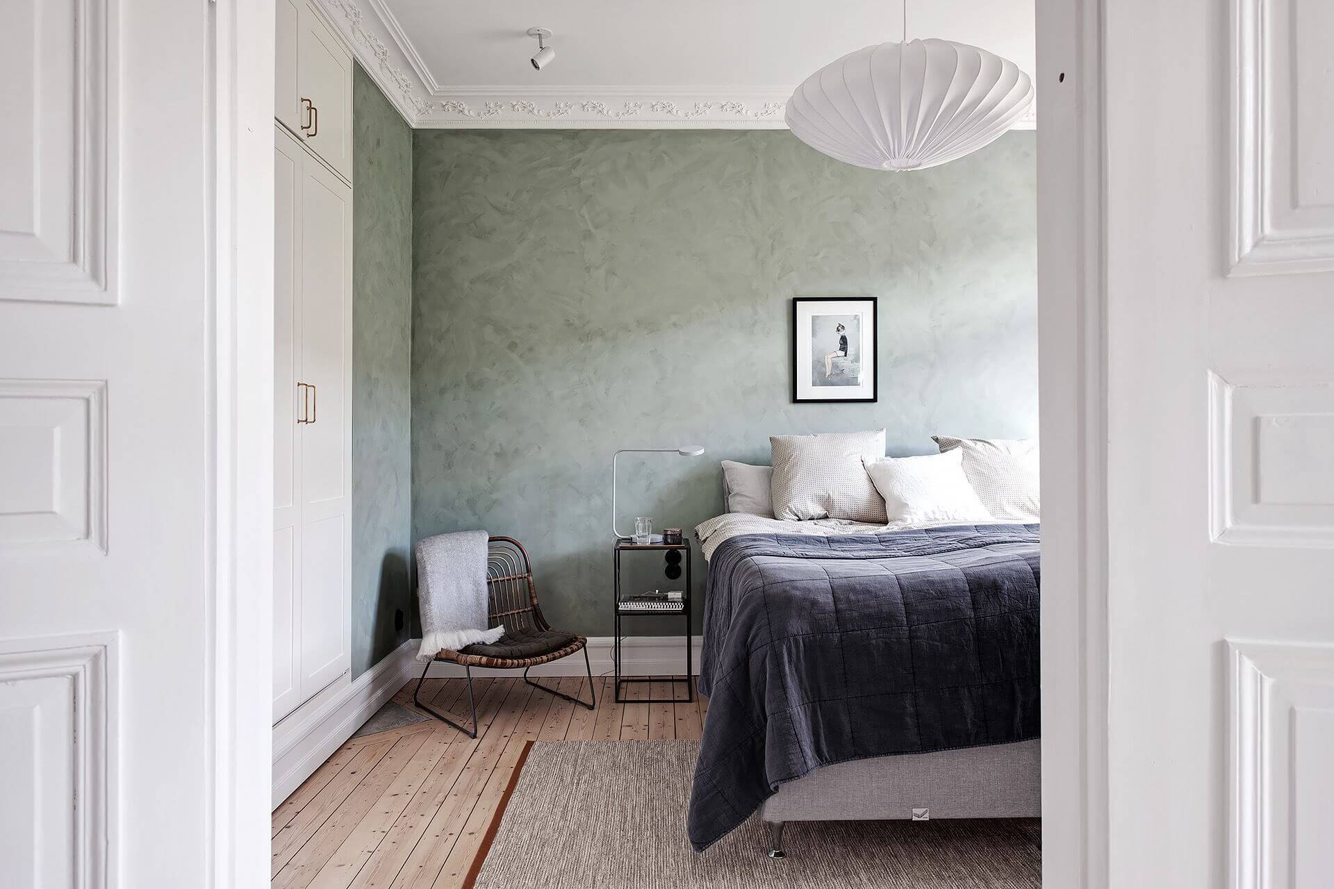 пыльно-зеленые стены в спальне