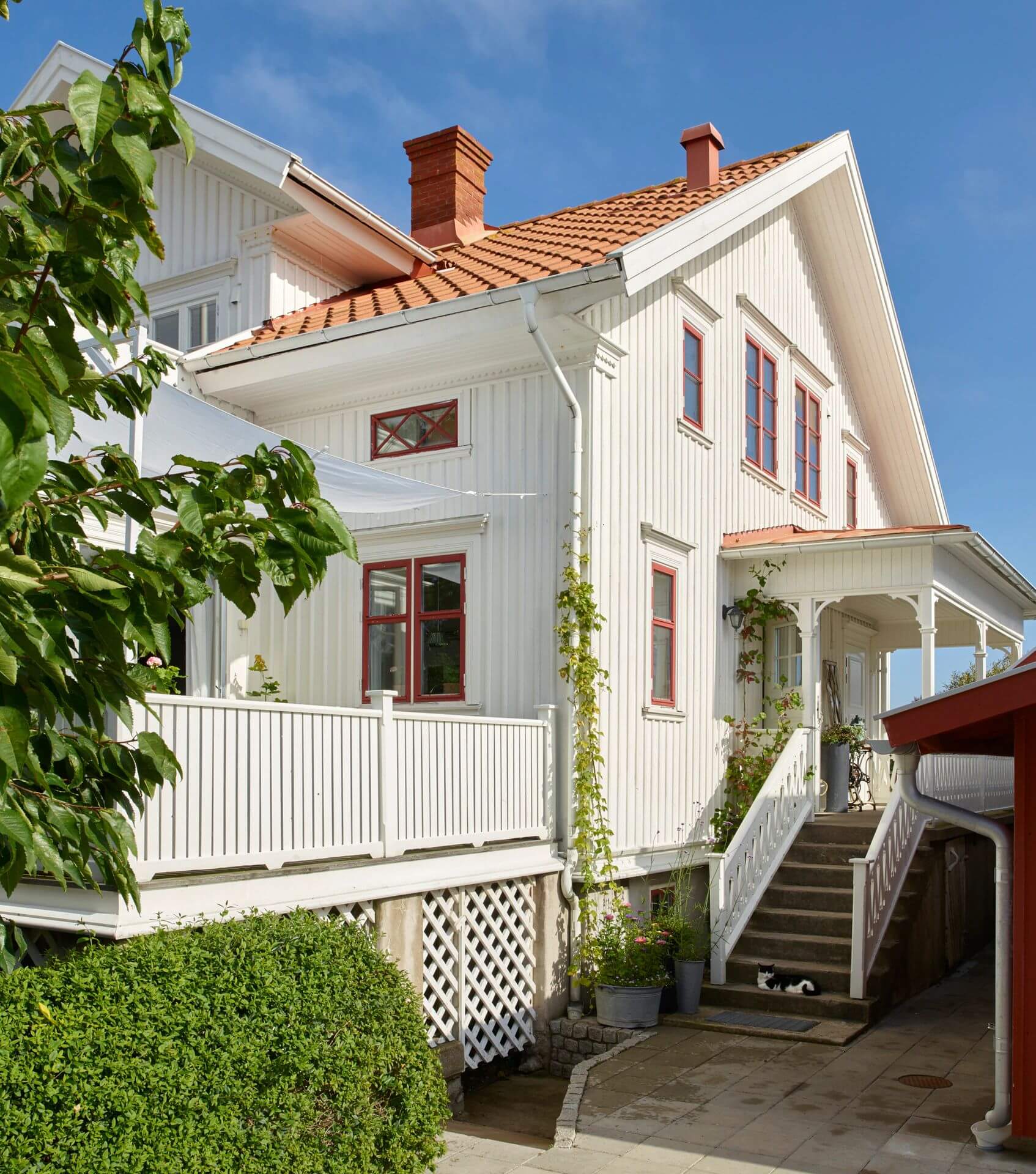 фасад белого деревянного дома