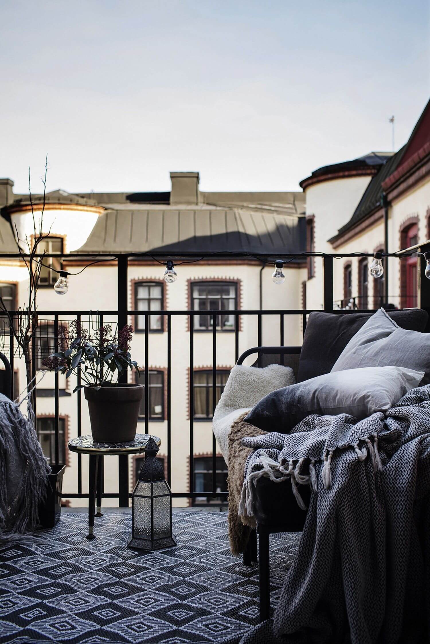 пледы и подушки на открытом балконе