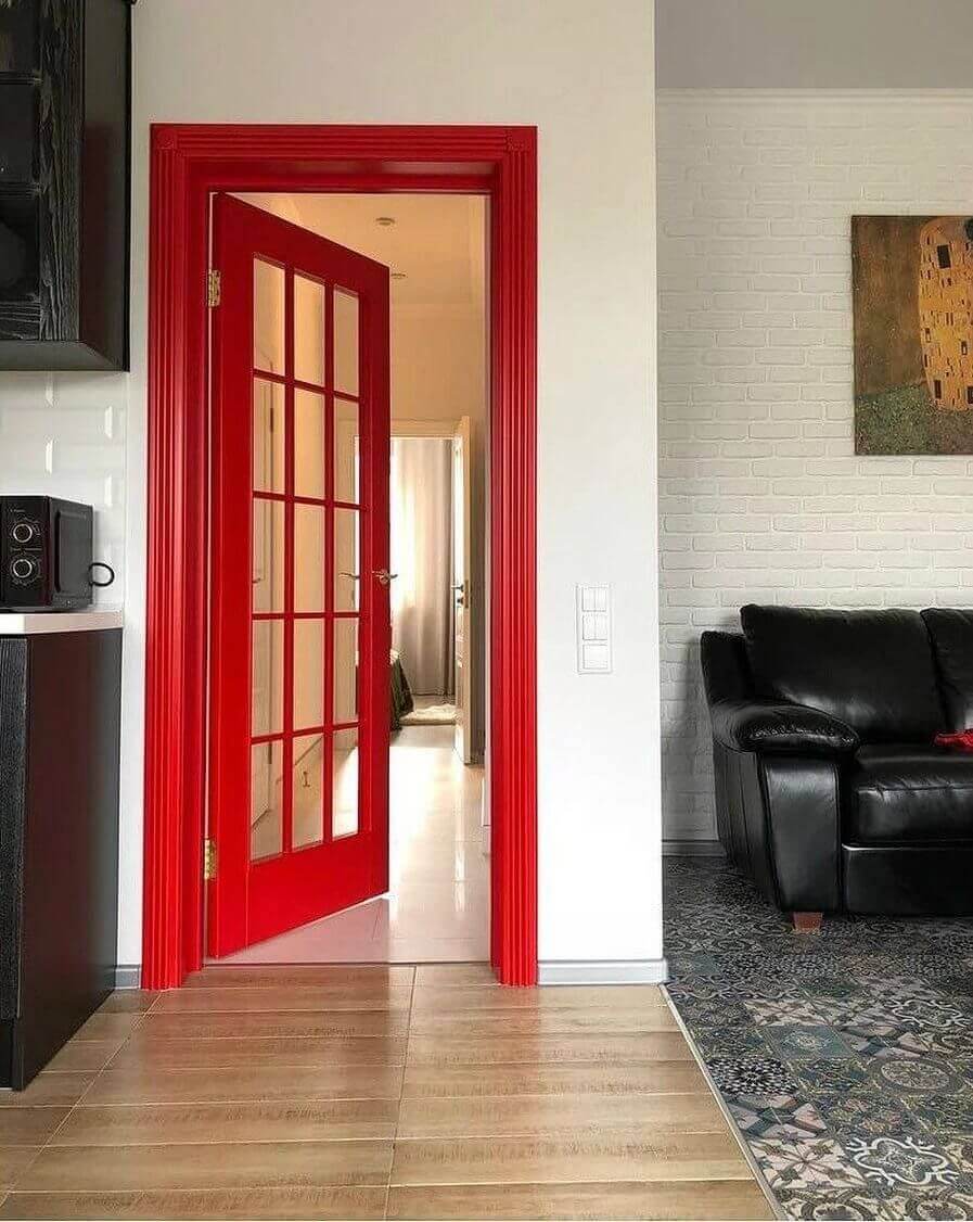 красная межкомнатная дверь со стеклом