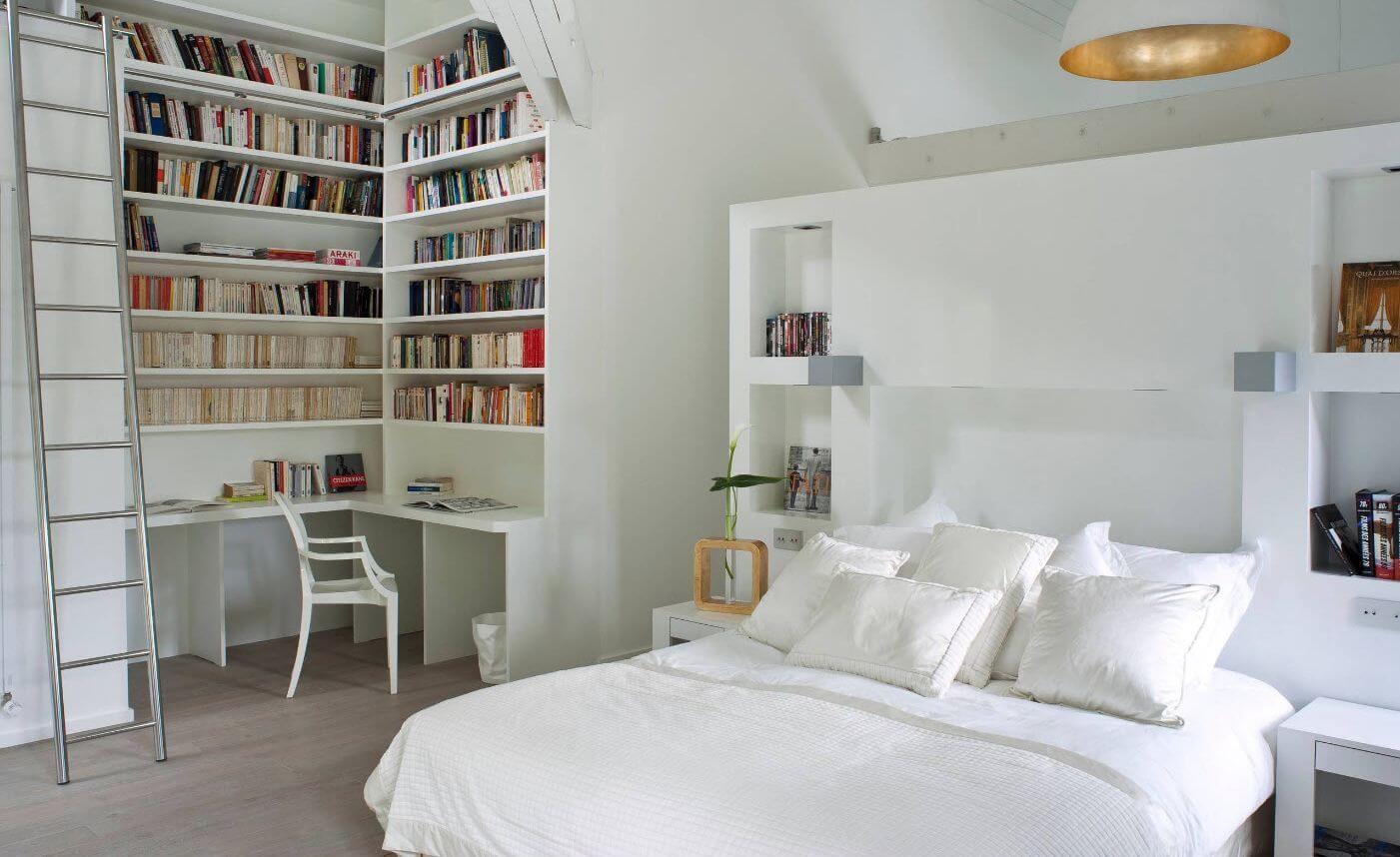 библиотека с местом для чтения в спальне