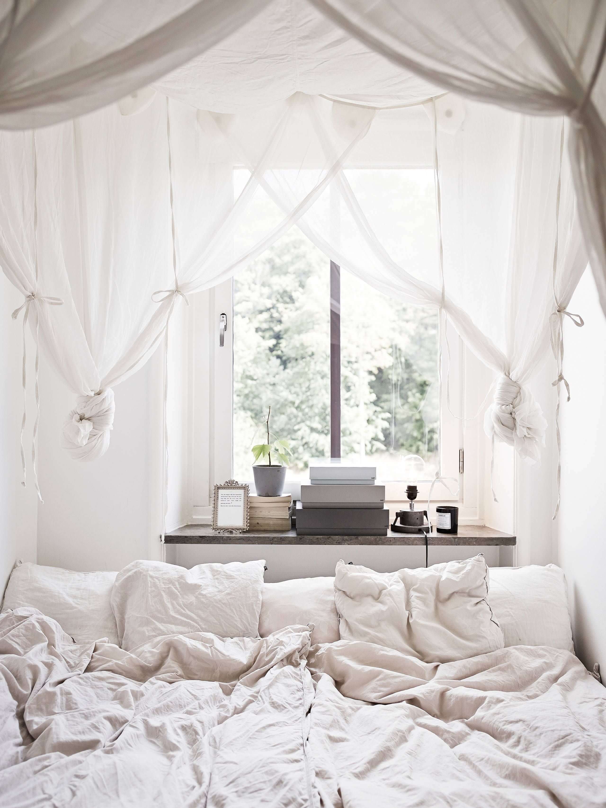 уютная спальня с балдахином