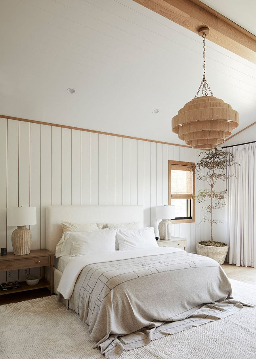 дизайн спальни с деревянными стенами