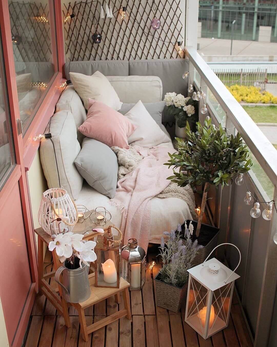 розовый цвет на балконе