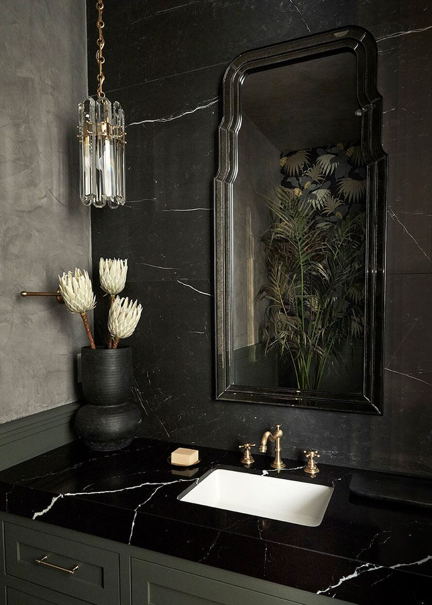 необычная черная ванная комната