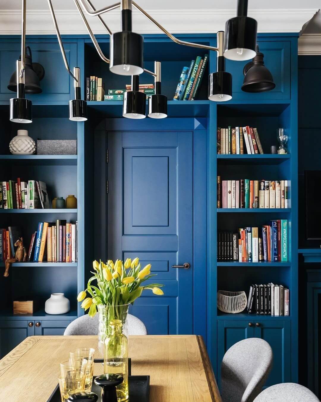 синяя дверь в цвет полок и стен