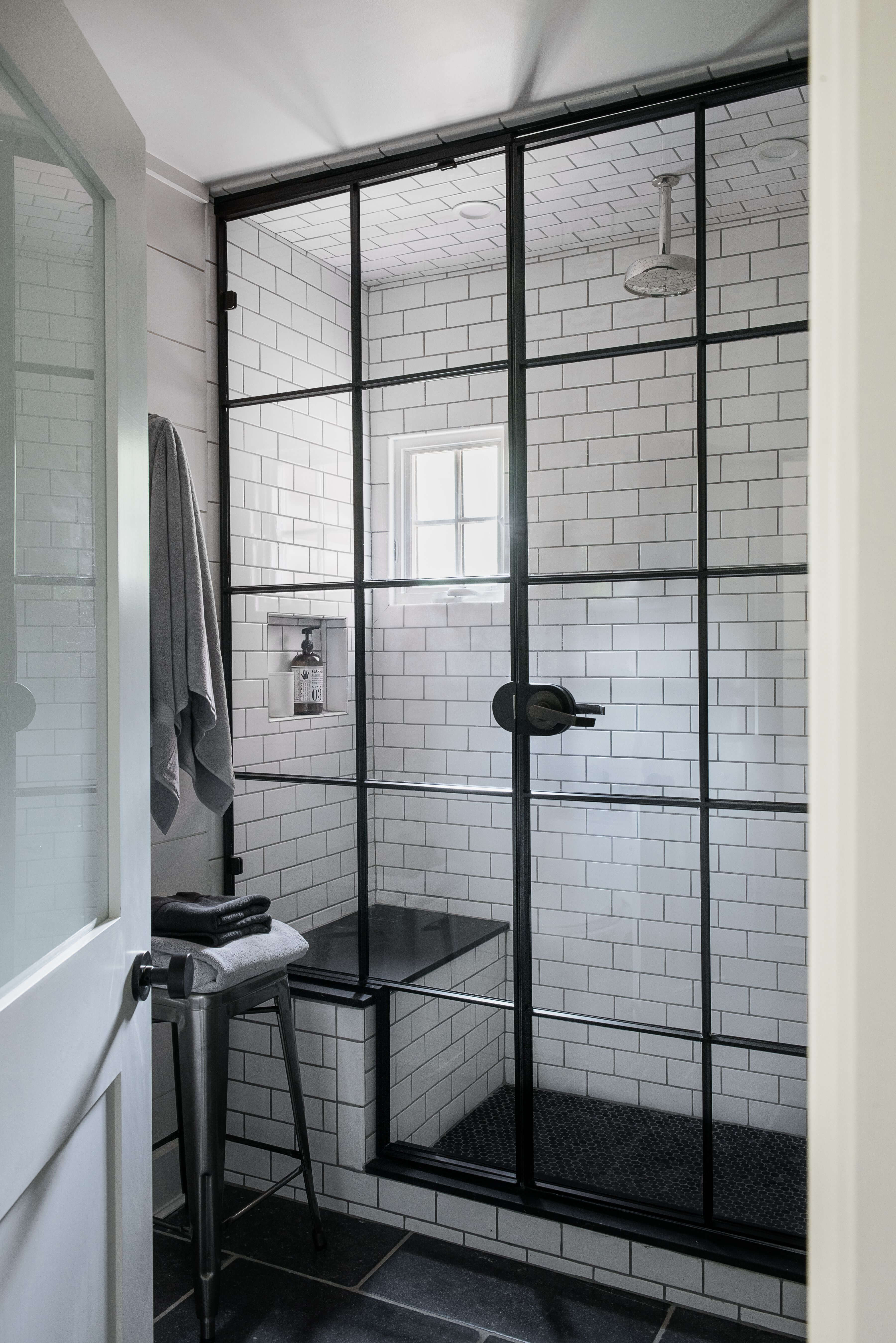 монохромная черно-белая ванная комната со стеклянной перегородкой