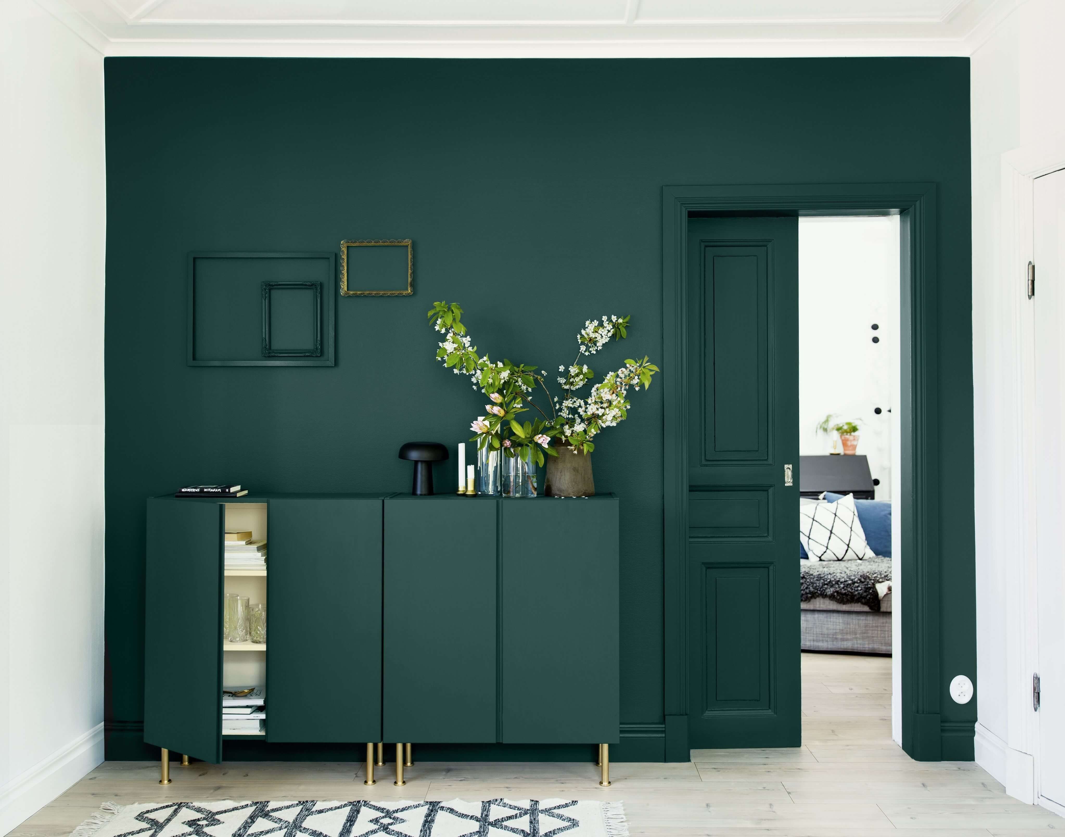зеленая мебель и двери в цвет стен