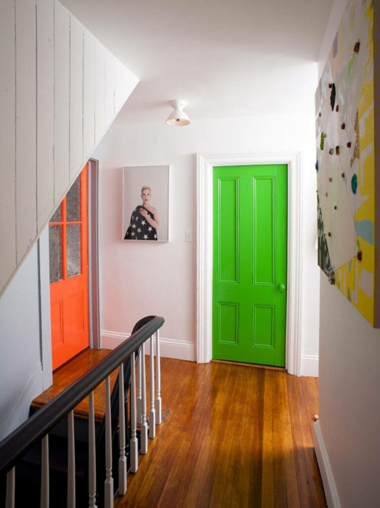 Разные двери по цвету в интерьере квартиры